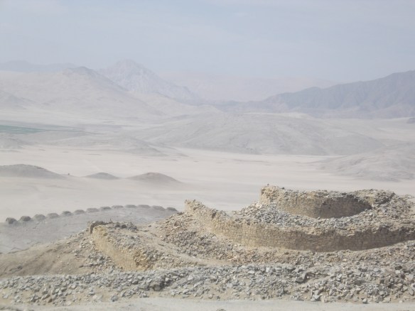 Vista de los torreones desde la fortaleza de Chankillo