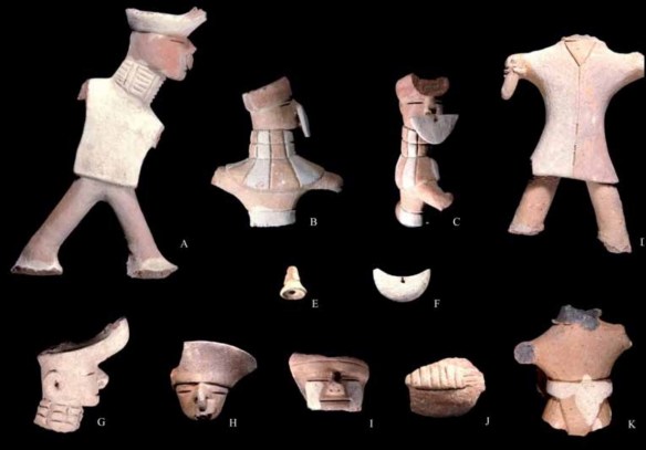 Figurinas de guerreros, que muestran una variada vestimenta, como taparrabo (k), faldellín (B, C), y camiseta (A, d); ornamentos como gorro (A, B, C, G, h, i), nariguera (A, B, C, F, G, h, i), collar (A, B, C, G) y pintura facial (A, i). Portan además instrumentos musicales, como pututo (J), y sonaja (e)