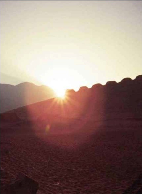 Precisión Astronómica: Fotografía de la salida del sol en el solsticio de junio, entre el cerro mucho malo y la torre 1, vista desde el punto de observación oeste