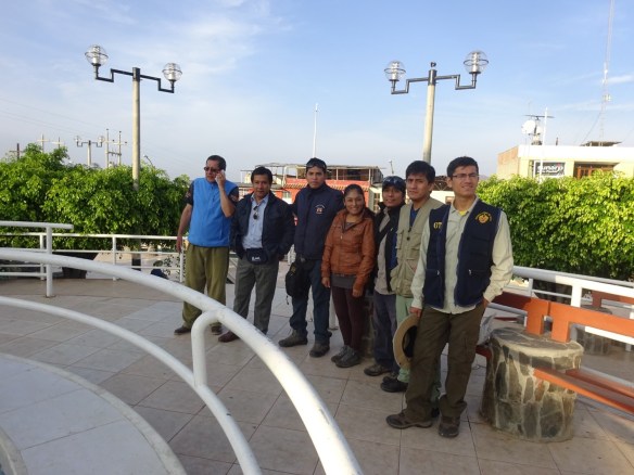 De izquierda a derecha: Edmundo (Rodo), Ronald, Javier, Vianca, Juan, Dany y Steven. Plaza de armas de Jimbe