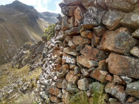 Figura 26: Progresiva grabada en piedra de la cara externa del muro de contención del canal.